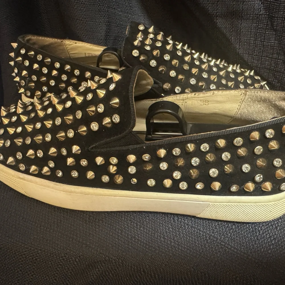 Christian Louboutin Studded Red and Cream Sole - Picture 4 of 6
